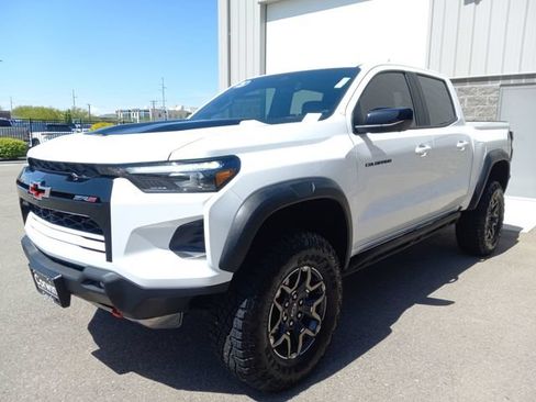 Used 2025 Chevrolet Colorado ZR2 w/ Technology Package AWD/4WD image 9