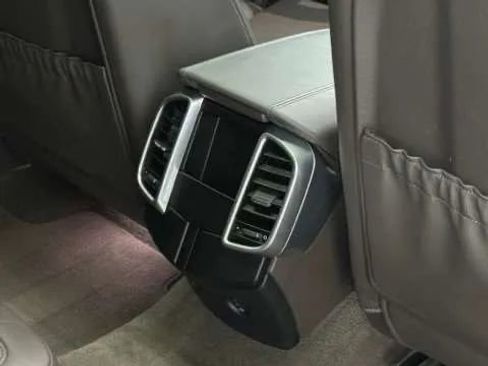 Used 2018 Porsche Cayenne Platinum Edition image 30