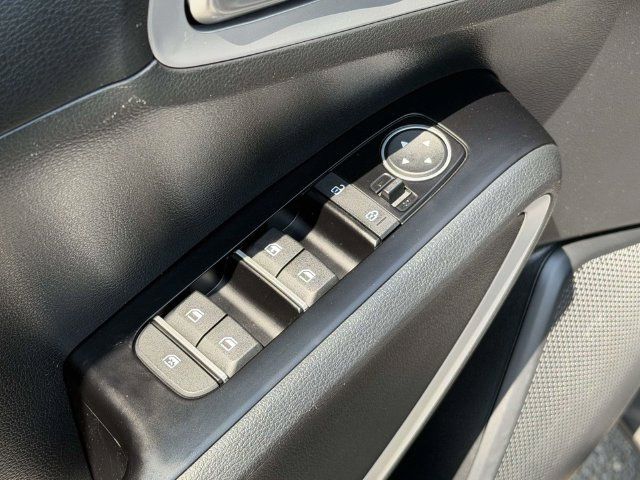 Used 2025 Kia Soul LX w/ LX Technology Package FWD image 18