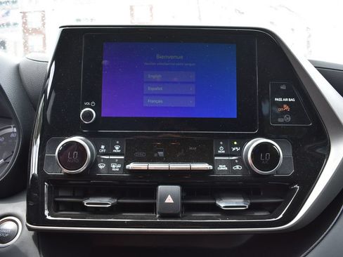 Used 2025 Toyota Highlander LE FWD image 18