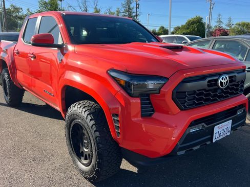 Used 2024 Toyota Tacoma TRD Sport w/ TRD Sport Upgrade Package AWD/4WD image 3