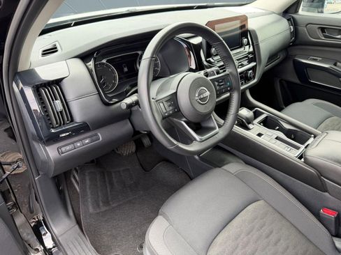 Used 2025 Nissan Pathfinder SV FWD image 4