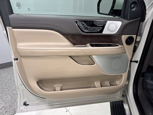 Used 2022 Lincoln Navigator Reserve AWD/4WD image 13