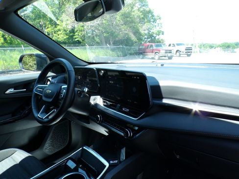 Used 2025 Chevrolet Equinox LT AWD/4WD image 12