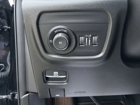 Used 2023 Jeep Grand Cherokee Limited w/ Luxury Tech Group II image 13