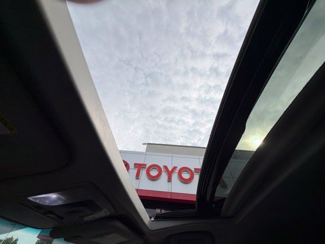 Used 2016 Toyota Sienna XLE FWD image 4