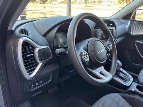 Used 2025 Kia Soul LX w/ LX Technology Package FWD image 31