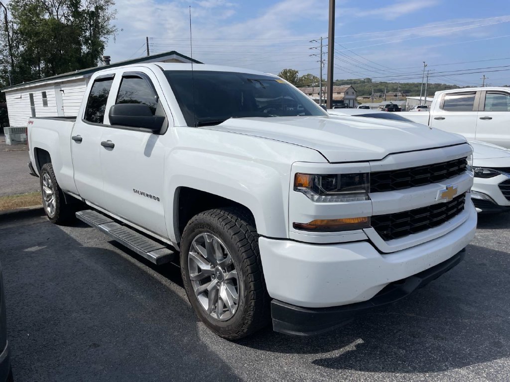 Used 2017 Chevrolet Silverado 1500 Custom w/ Custom Convenience Package AWD/4WD image 4