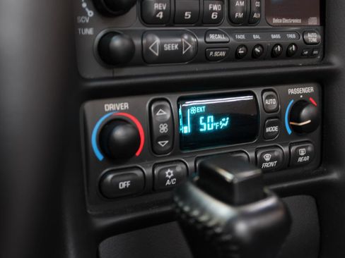 Used 2004 Chevrolet Corvette Convertible w/ Preferred Equipment Group image 28