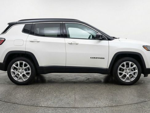 Used 2025 Jeep Compass Limited image 11