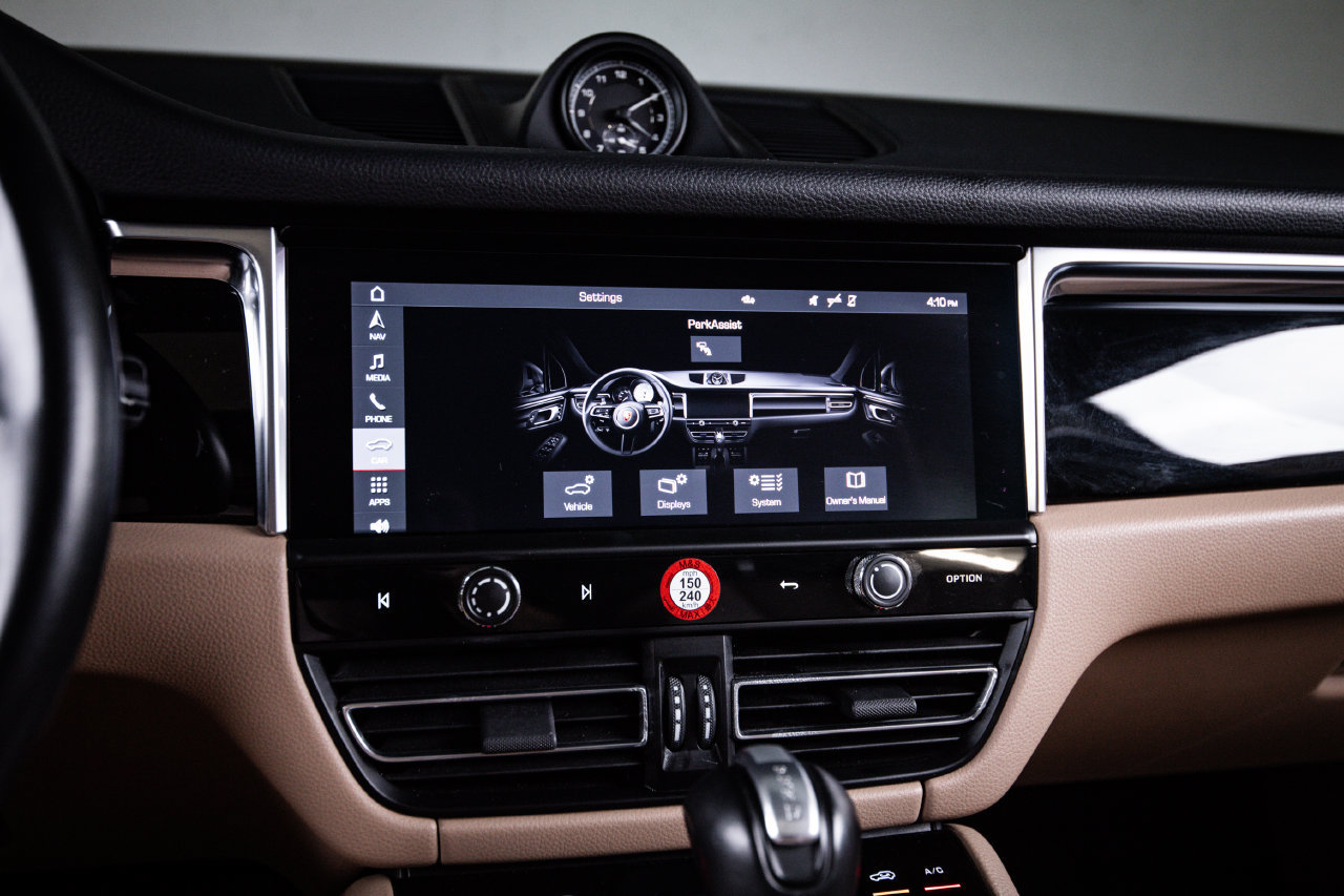 Certified 2024 Porsche Macan AWD/4WD image 18