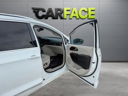 Used 2018 Chrysler Pacifica Limited FWD image 26
