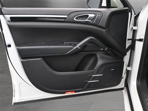 Used 2014 Porsche Cayenne GTS image 33