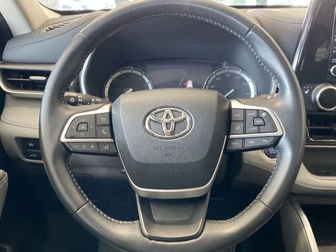 Used 2022 Toyota Highlander XLE AWD/4WD image 17