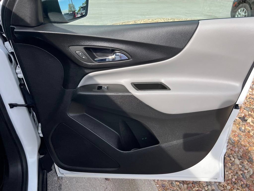 Used 2022 Chevrolet Equinox LS w/ LS Convenience Package FWD image 24