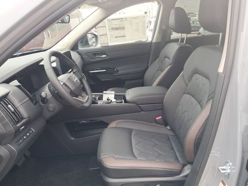 New 2026 Nissan Pathfinder Platinum w/ Lighting Package AWD/4WD image 10