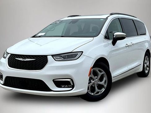 Used 2023 Chrysler Pacifica Limited FWD image 3