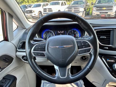 Used 2020 Chrysler Pacifica Touring-L image 21