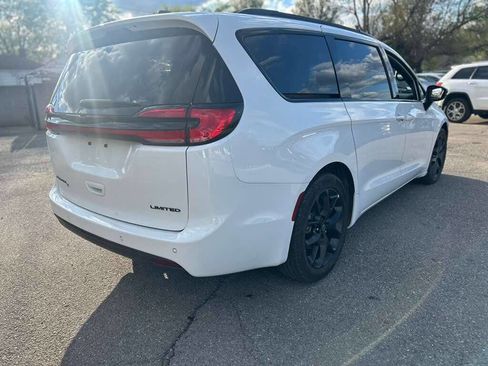 Used 2025 Chrysler Pacifica Limited FWD image 5