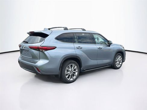 Used 2023 Toyota Highlander Limited AWD/4WD image 11