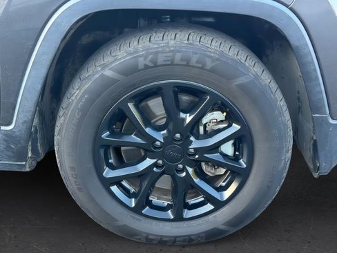 Used 2018 Jeep Cherokee Latitude Plus w/ Trailer Tow Group image 9