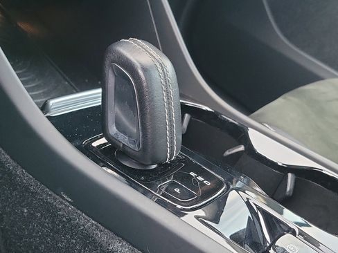 Used 2019 Volvo XC40 T5 R-Design image 32