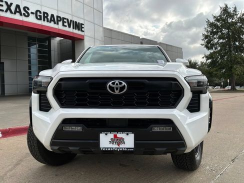 Used 2025 Toyota Tacoma TRD Off-Road AWD/4WD image 3