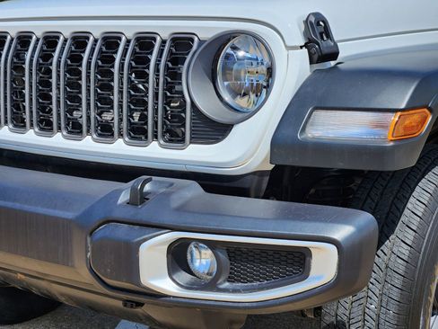Used 2025 Jeep Gladiator Sport AWD/4WD image 10