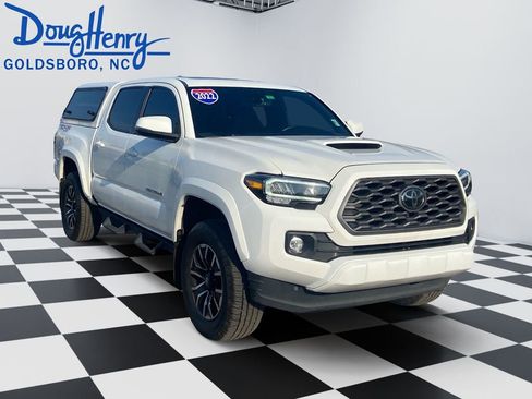 Used 2022 Toyota Tacoma TRD Sport w/ TRD Premium Sport Package AWD/4WD image 7