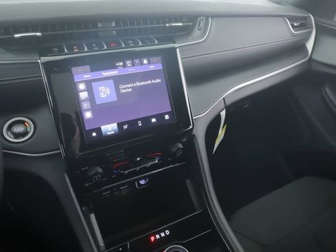 Used 2025 Jeep Grand Cherokee Laredo X image 25