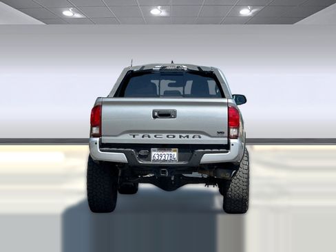Used 2019 Toyota Tacoma TRD Off-Road w/ Technology Package AWD/4WD image 9
