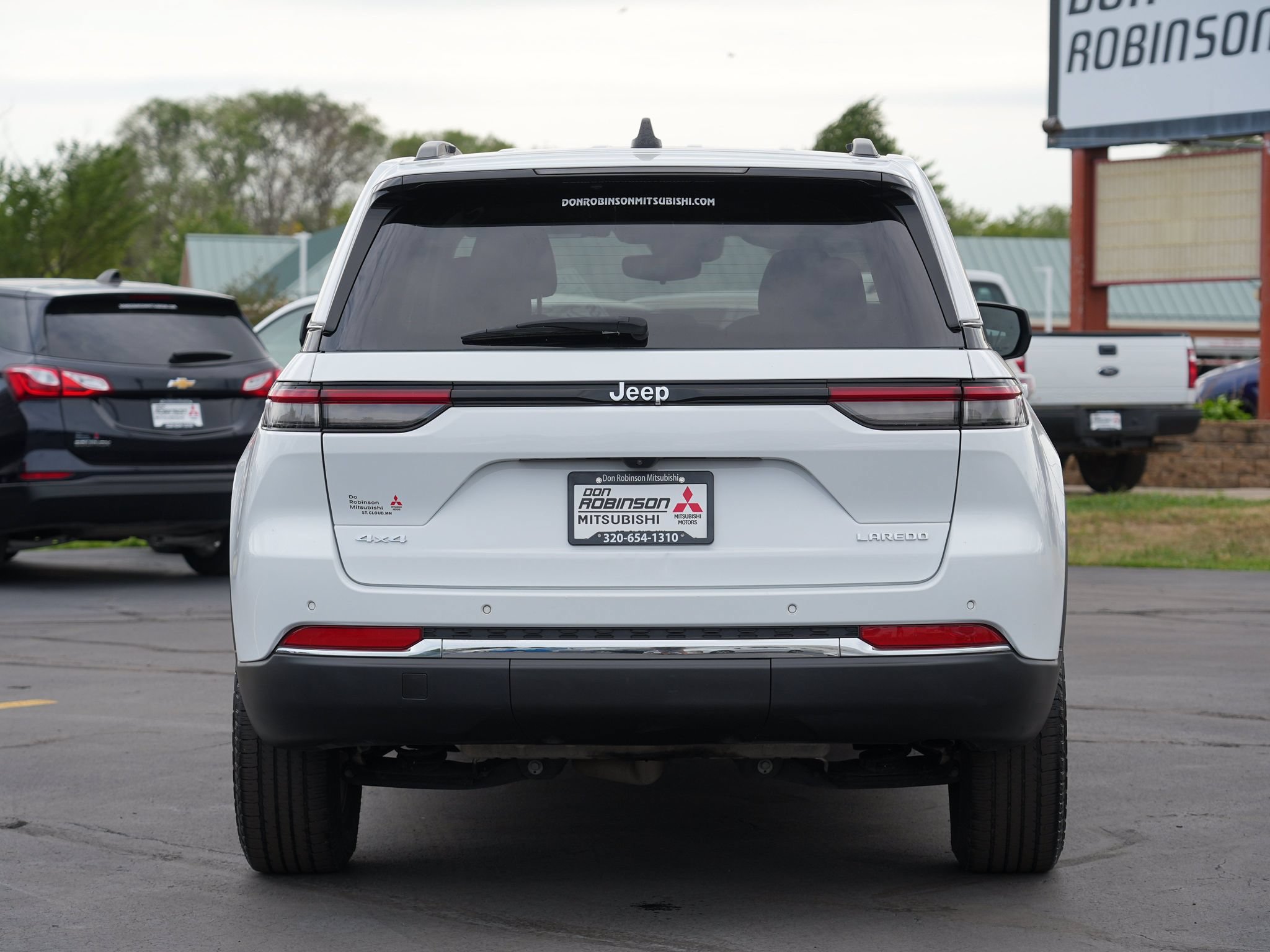 Used 2023 Jeep Grand Cherokee Laredo AWD/4WD image 4