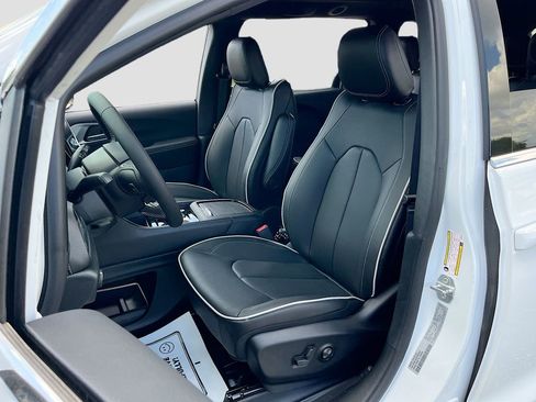 New 2026 Chrysler Pacifica Limited image 21