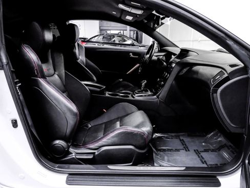 Used 2016 Hyundai Genesis Coupe 3.8 image 41