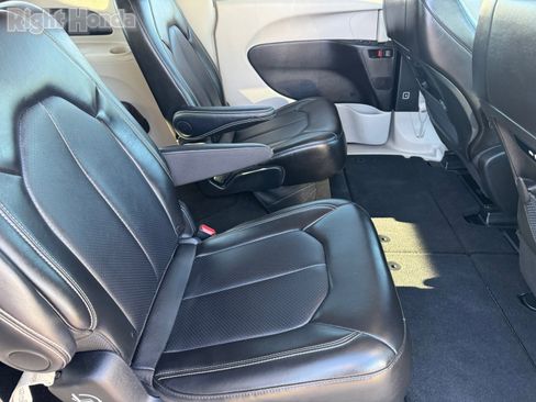 Used 2024 Chrysler Pacifica Touring-L image 13