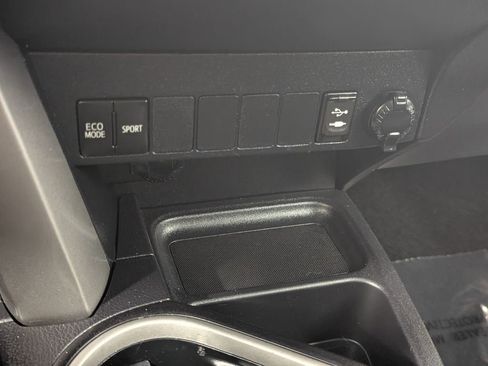 Used 2018 Toyota RAV4 XLE FWD image 19