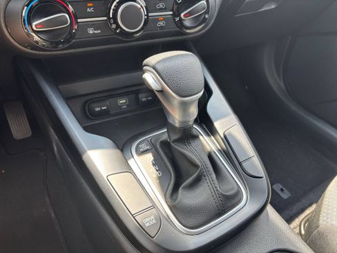 Used 2025 Kia Soul LX w/ LX Technology Package FWD image 36