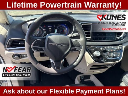 Used 2023 Chrysler Pacifica Touring-L FWD image 15