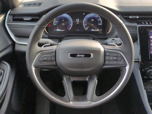 New 2025 Jeep Grand Cherokee Altitude image 19