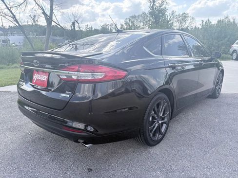 Used 2018 Ford Fusion SE w/ Equipment Group 201A FWD image 4