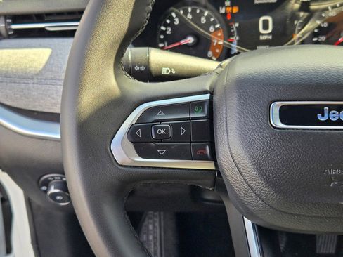 Used 2025 Jeep Compass Latitude image 28