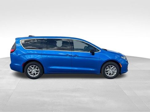 New 2026 Chrysler Pacifica Select image 8