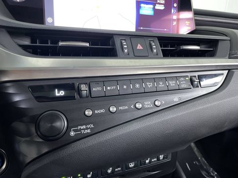 Used 2020 Lexus ES 300h Ultra Luxury w/ Accessory Package 2 FWD image 17