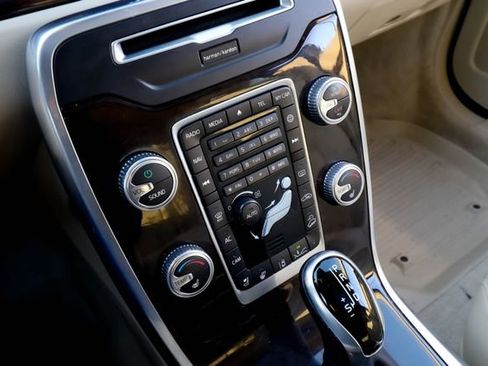 Used 2016 Volvo XC70 T5 Platinum image 6