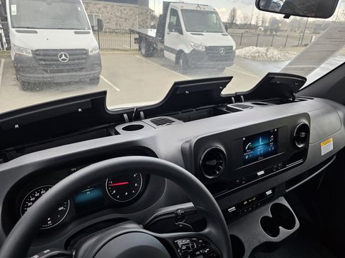 Used 2024 Mercedes-Benz Sprinter 4500 image 11