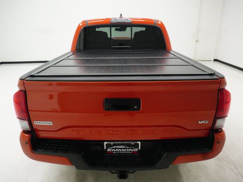 Used 2018 Toyota Tacoma TRD Sport w/ Technology Package RWD image 5