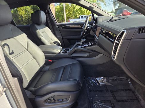 Used 2022 Porsche Cayenne AWD/4WD image 16