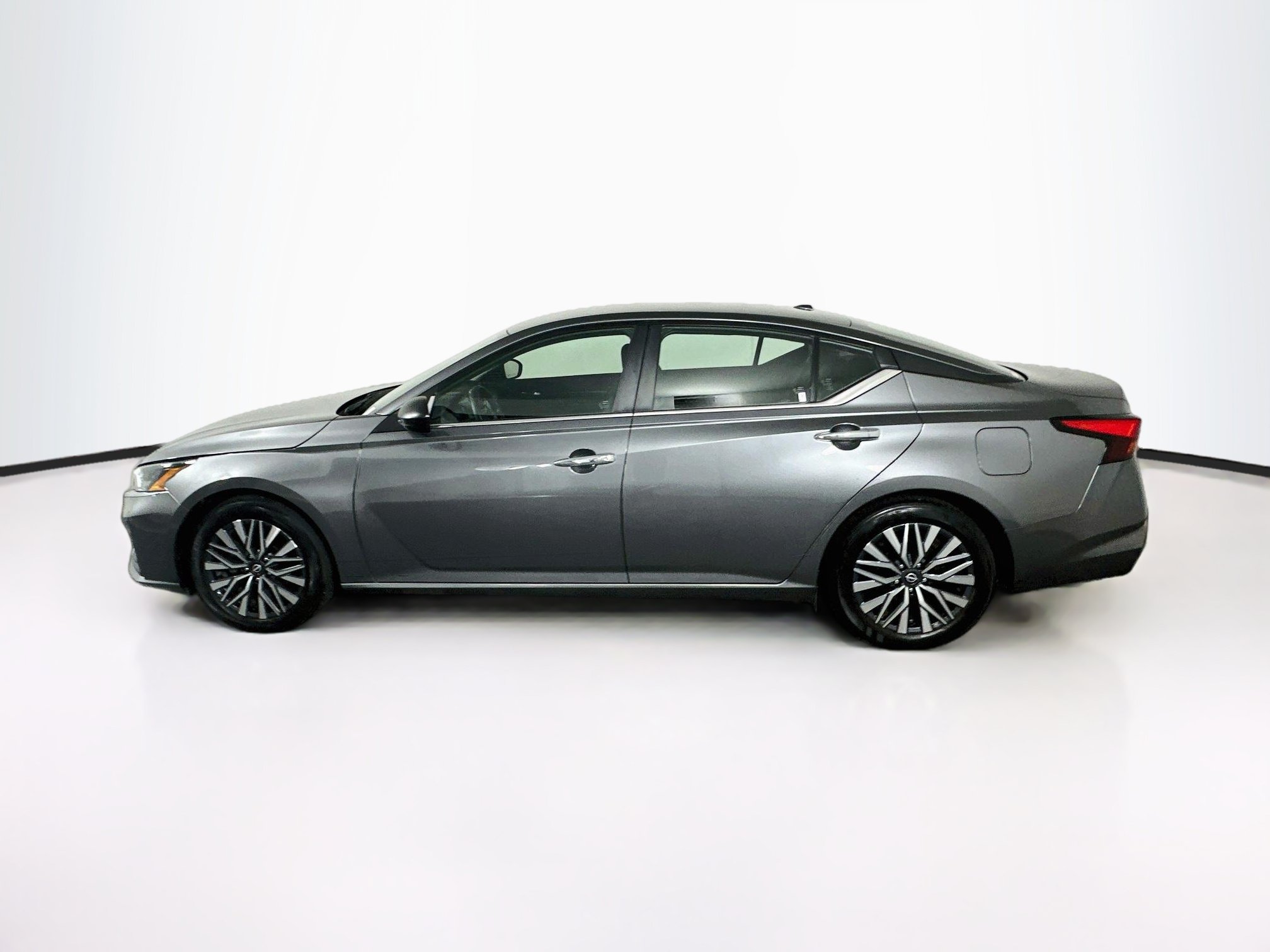 Used 2025 Nissan Altima 2.5 SV FWD image 4