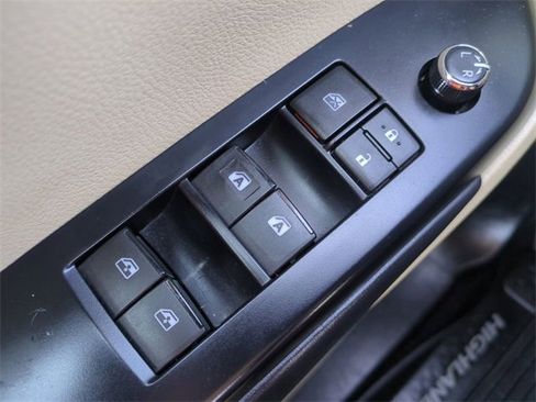 Used 2019 Toyota Highlander XLE image 25