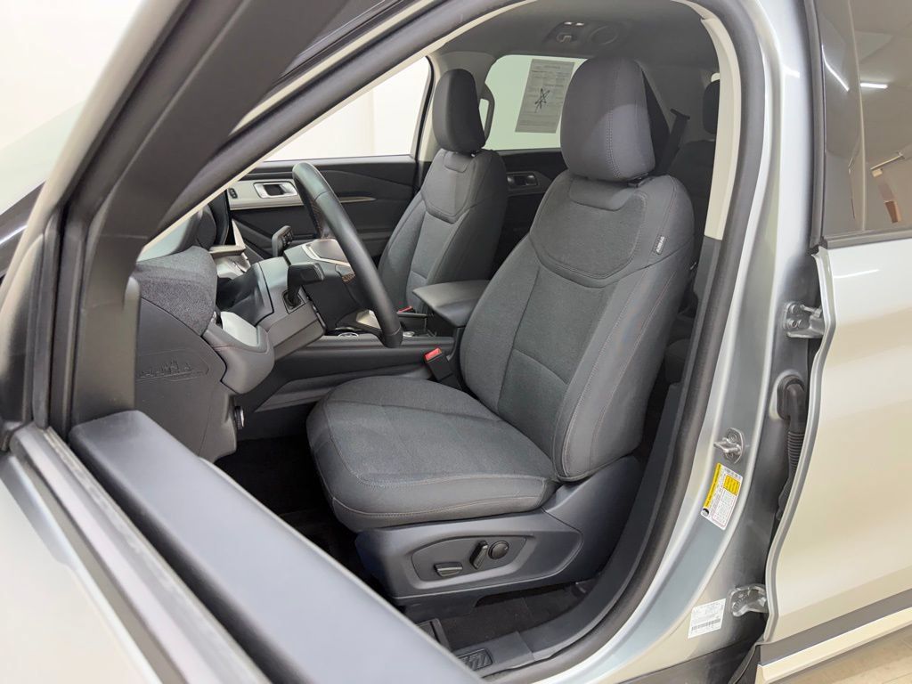 Used 2025 Ford Explorer Active AWD/4WD image 23